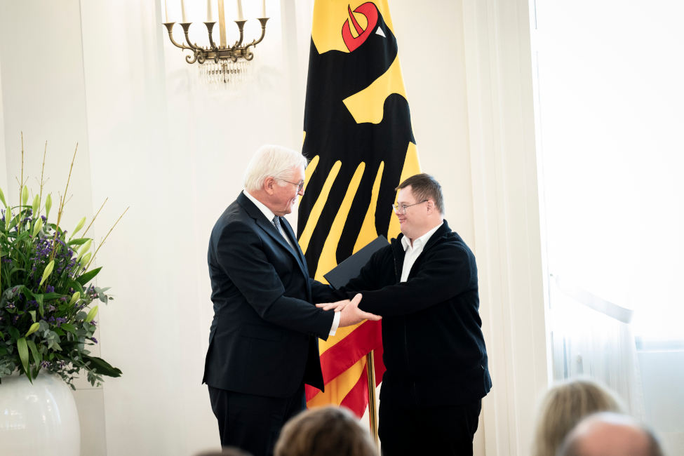 Bundespräsident Frank-Walter Steinmeier empfängt Johannes Mesus zur Verleihung des Bundesverdienstkreuzes, sie reichen sich beide Hände zur Begrüßung